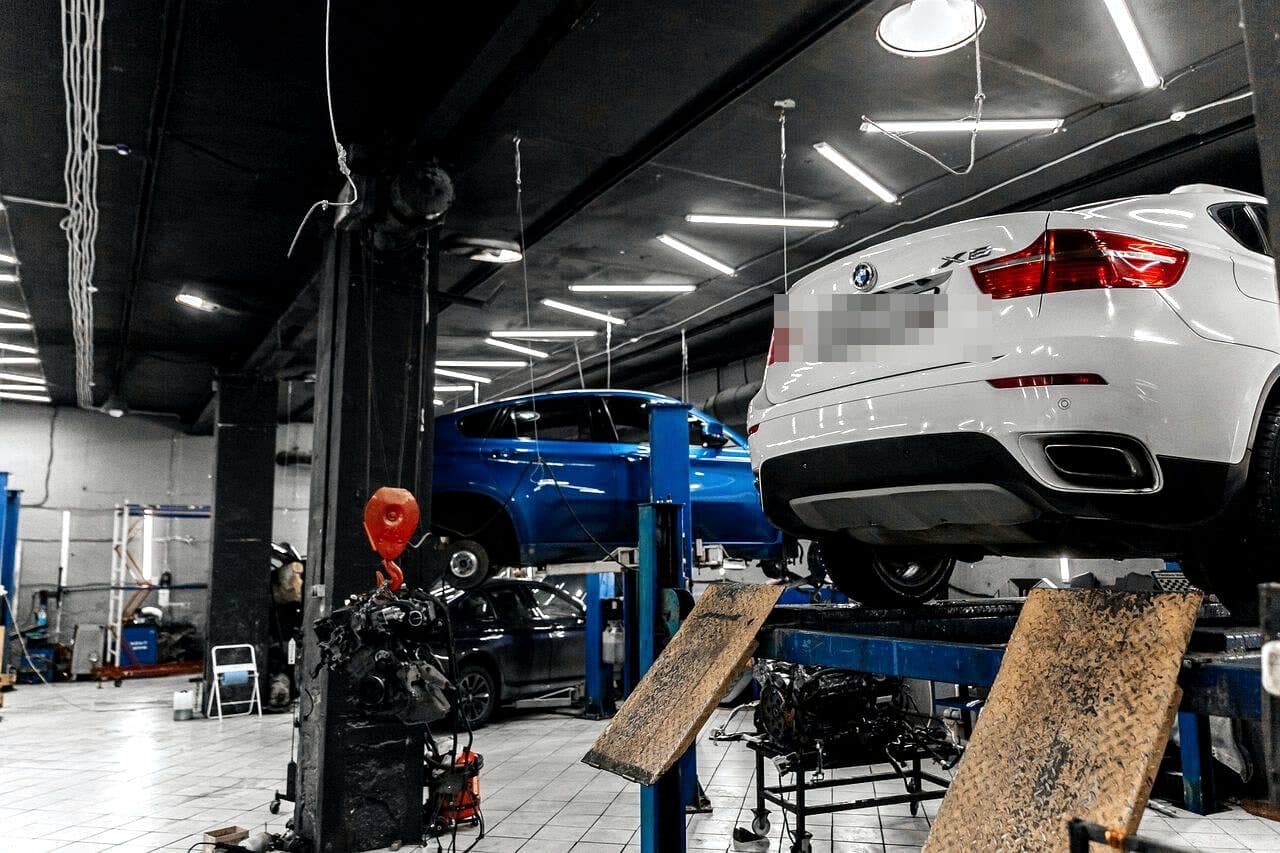BMW X6 на подъёмнике