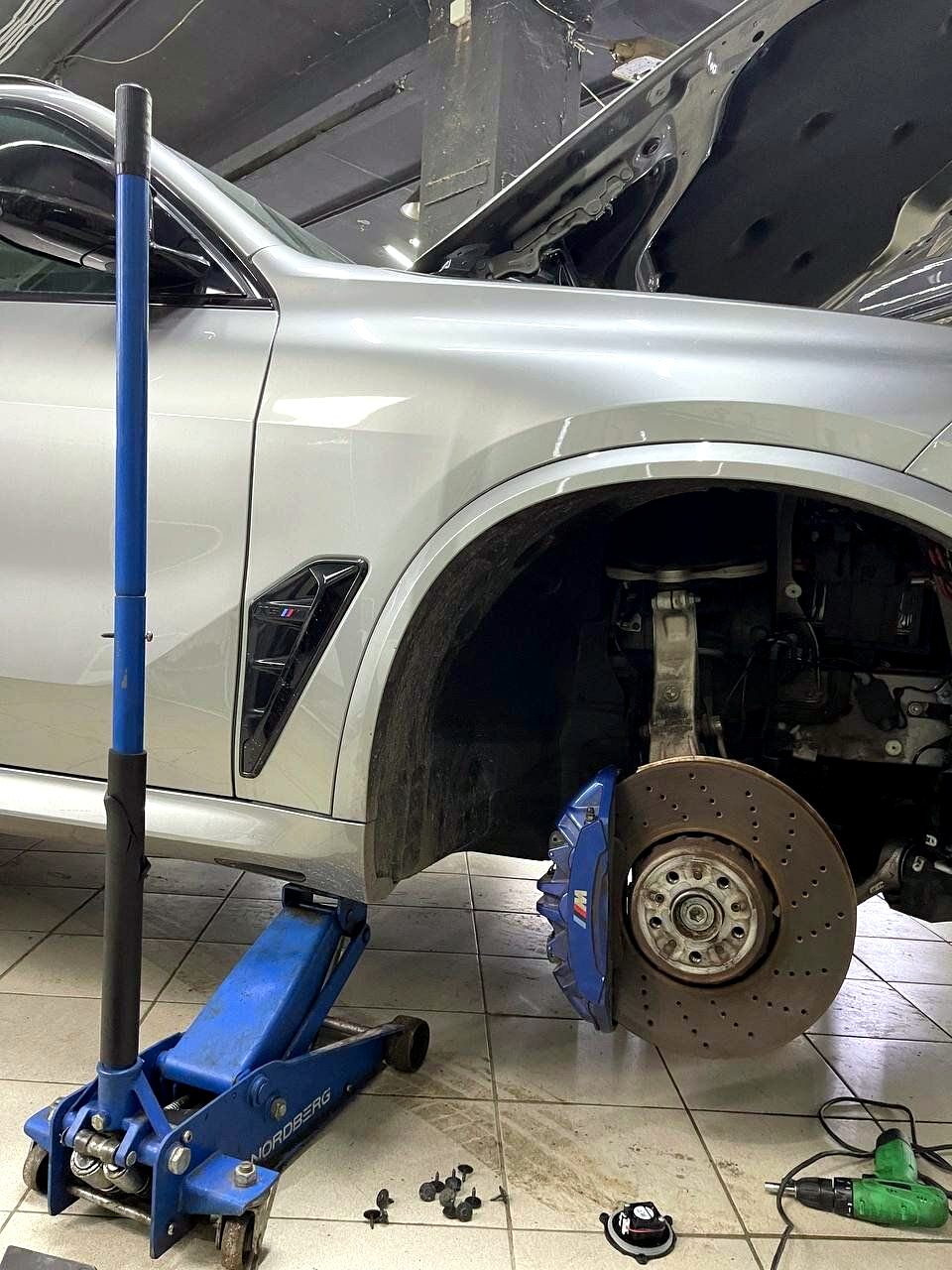 Автомобиль на обслуживании